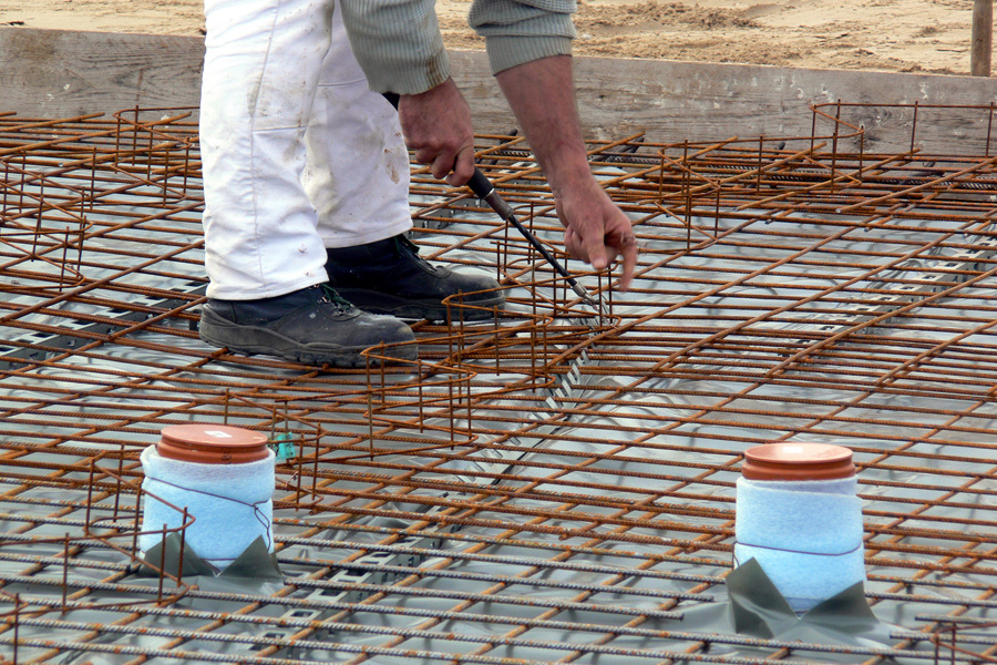 Een betonijzervlechter in actie.