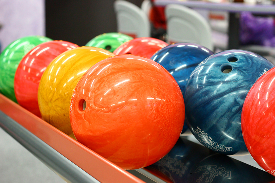 De verschillend gekleurde ballen bij bowlingcentra, hebben elk een eigen gewicht.