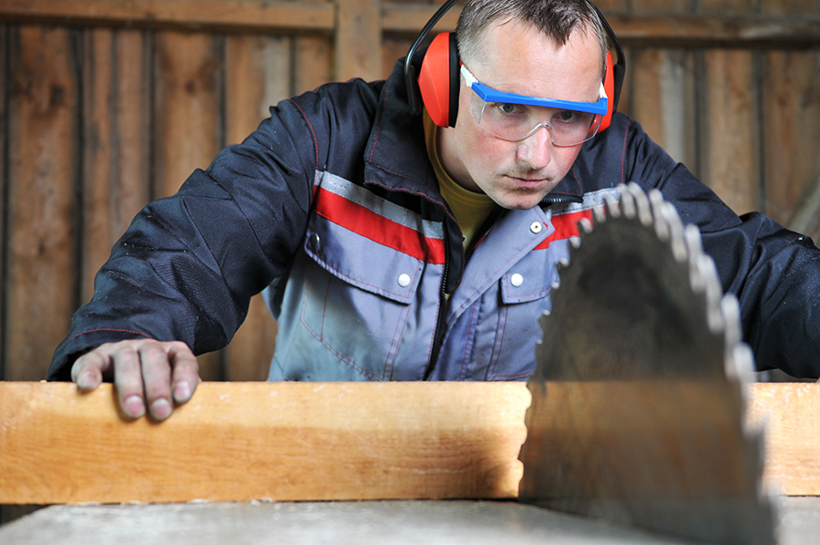 Een houtbewerker is er voor gedetailleerde reparaties maar ook voor het grovere geschut.