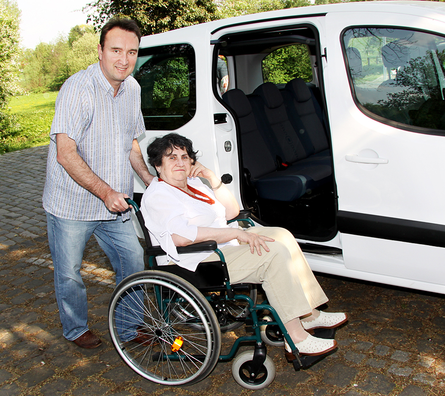Rolstoelbussen geven mensen in een rolstoel de mogelijkheid zelfstandig van A naar B te gaan.
