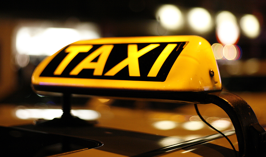 Taxicentrales zijn telefonisch te bereiken en voorzien in flexibel vervoer.