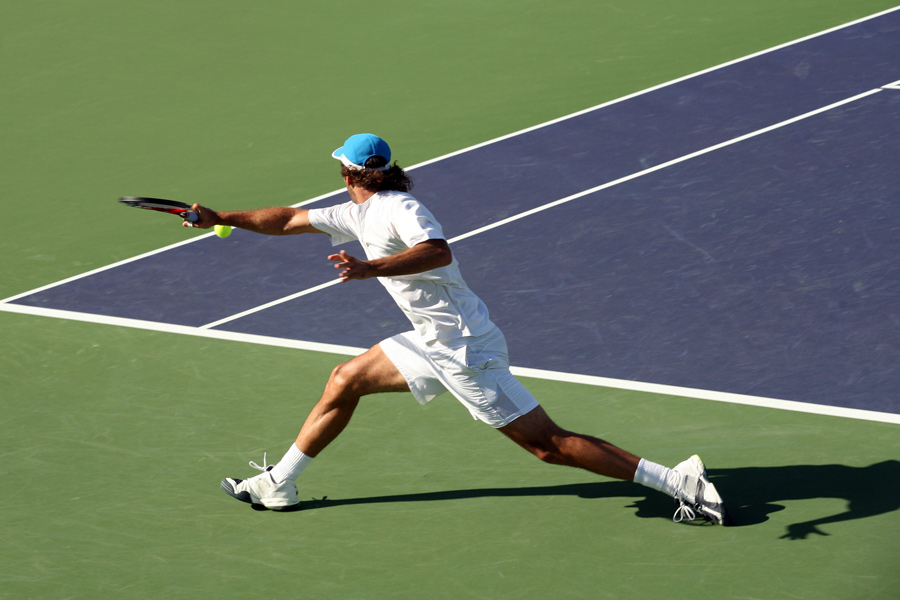 Tennisverenigingen bieden de gelegenheid tennislessen te volgen en 'vrij' te tennissen. 
