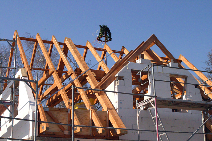 Het houten skelet van een dak wordt ook gemaakt door timmermannen.