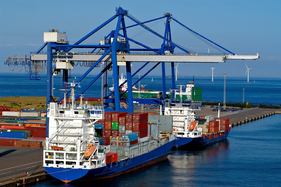 Sommige vervoersbedrijven berzorgen slechts een pakketje. Anderen gaan per schip de oceaan over met containers vol goederen.