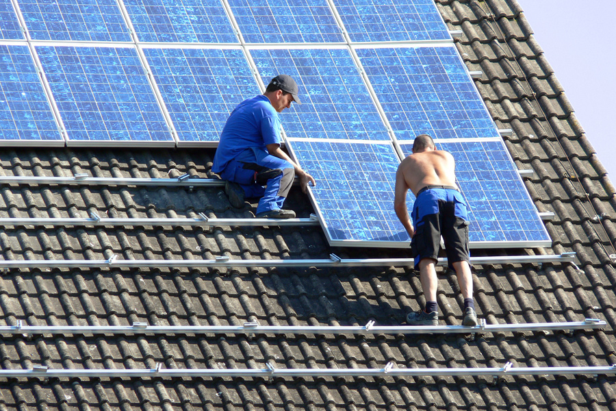 Een zonnepaneel op uw dak kan energie besparen.
