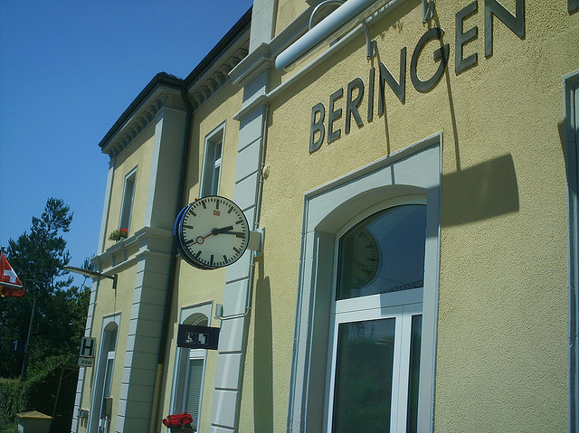 Geel gebouw in Beringen