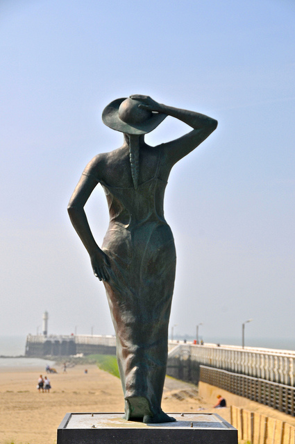 Standbeeld bij strand in Nieuwpoort